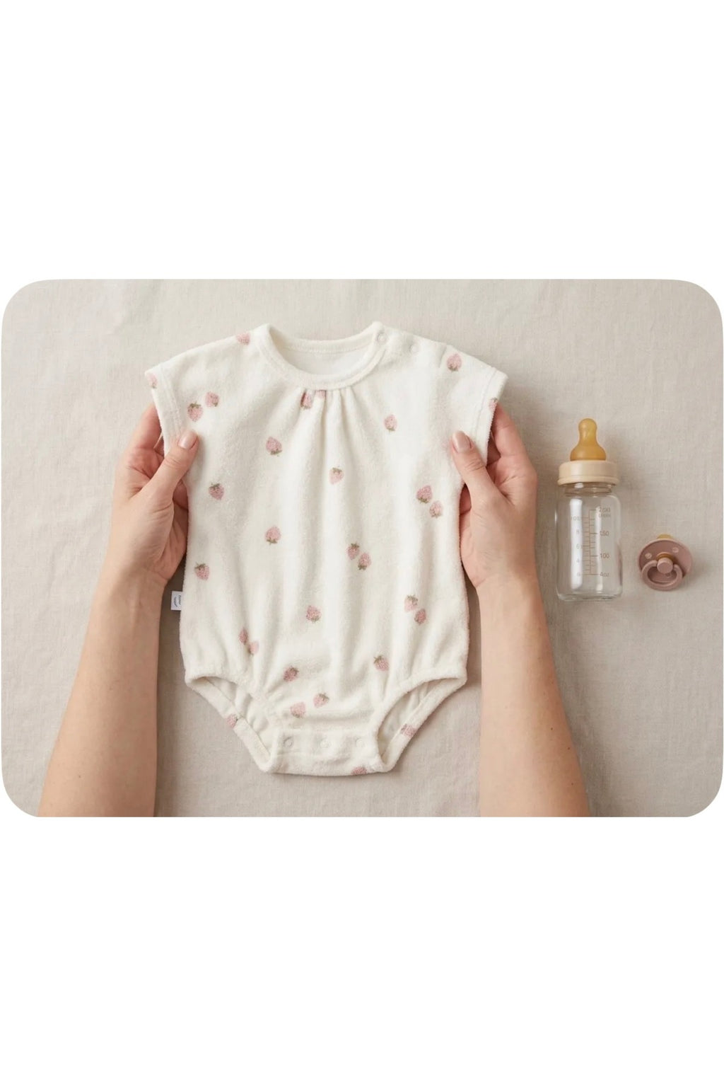 Kız Bebek Havlu Kumaş Çilek Desenli Kısa Kollu Çıtçıtlı Body Tulum – %100 Pamuk Yumuşak Yazlık Bebek Zıbın